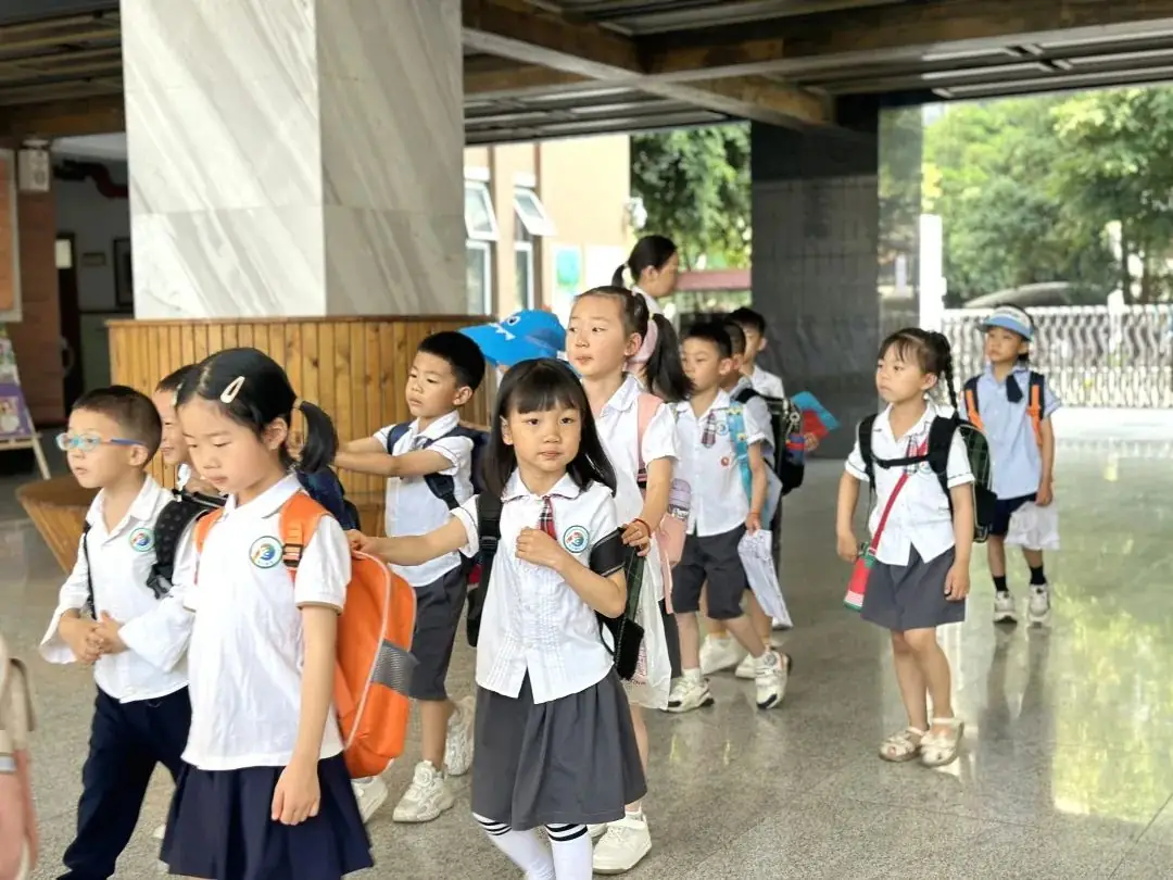 【奇乐睿幼儿园】——“初探小学·礼遇成长”大班组参观小学活动 第32张 【奇乐睿幼儿园】——“初探小学·礼遇成长”大班组参观小学活动 第32张