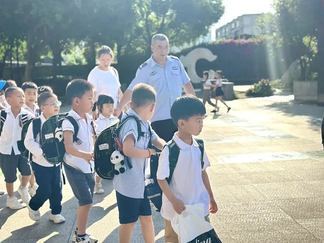 【奇乐睿幼儿园】——“初探小学·礼遇成长”大班组参观小学活动 第20张 【奇乐睿幼儿园】——“初探小学·礼遇成长”大班组参观小学活动 第20张