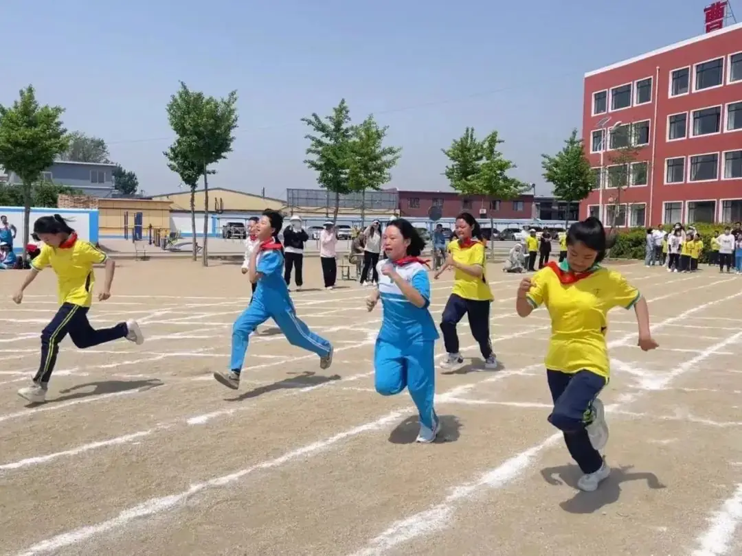 曹庄小学召开第五届阳光体育运动会----“健康育人 趣享运动” 第71张 曹庄小学召开第五届阳光体育运动会----“健康育人 趣享运动” 第71张