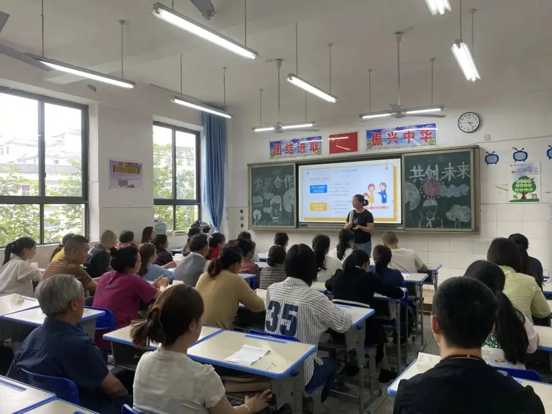 天全县城区第三完全小学召开2024年春季学期家长会 第3张 天全县城区第三完全小学召开2024年春季学期家长会 第3张