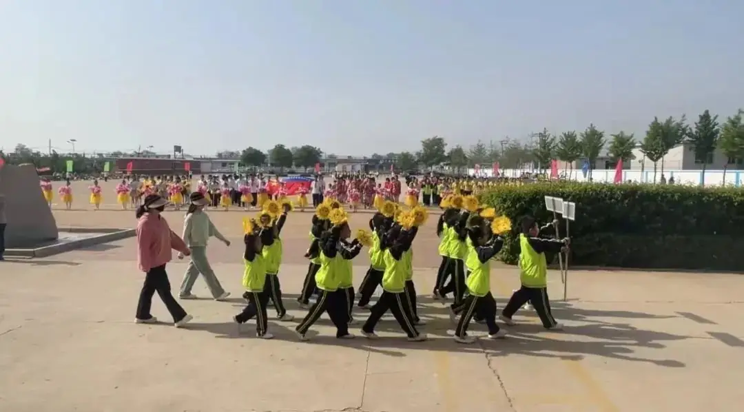曹庄小学召开第五届阳光体育运动会----“健康育人 趣享运动” 第33张 曹庄小学召开第五届阳光体育运动会----“健康育人 趣享运动” 第33张