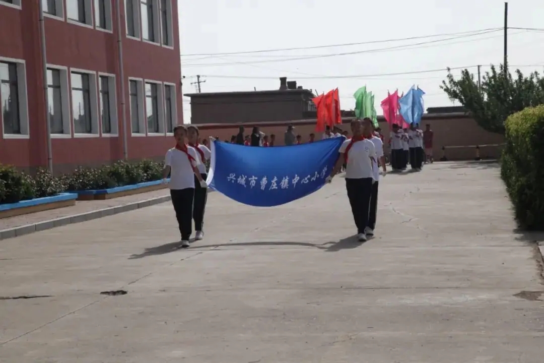 曹庄小学召开第五届阳光体育运动会----“健康育人 趣享运动” 第11张 曹庄小学召开第五届阳光体育运动会----“健康育人 趣享运动” 第11张