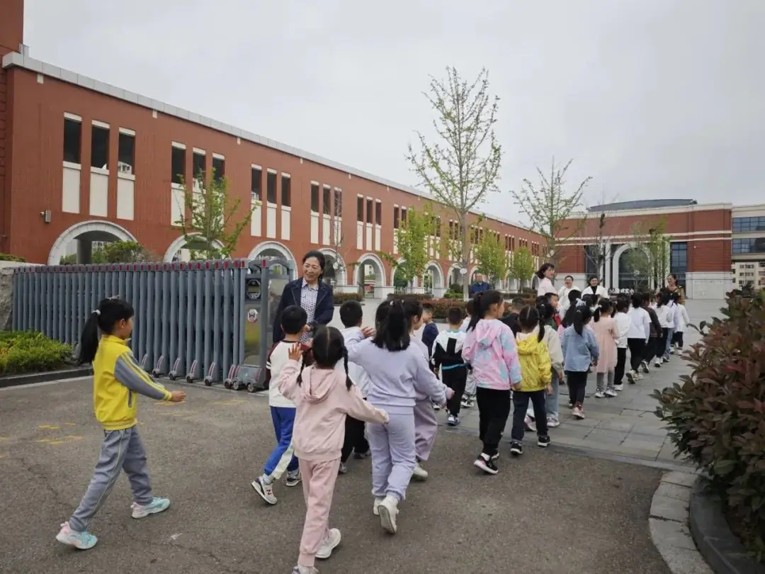 【全环境立德树人•观海动态】你好,小学——我园大班参观实验小学活动 第12张 【全环境立德树人•观海动态】你好,小学——我园大班参观实验小学活动 第12张