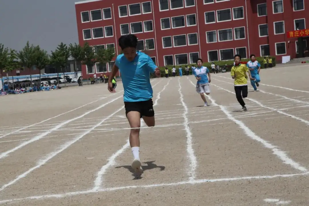 曹庄小学召开第五届阳光体育运动会----“健康育人 趣享运动” 第77张 曹庄小学召开第五届阳光体育运动会----“健康育人 趣享运动” 第77张