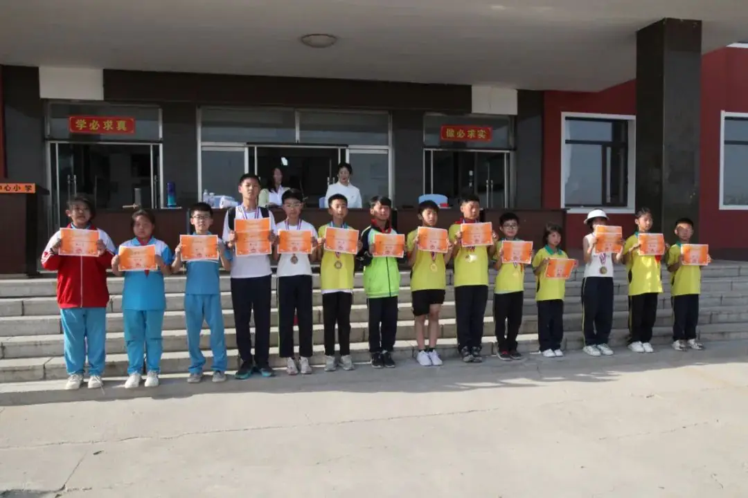 曹庄小学召开第五届阳光体育运动会----“健康育人 趣享运动” 第139张 曹庄小学召开第五届阳光体育运动会----“健康育人 趣享运动” 第139张