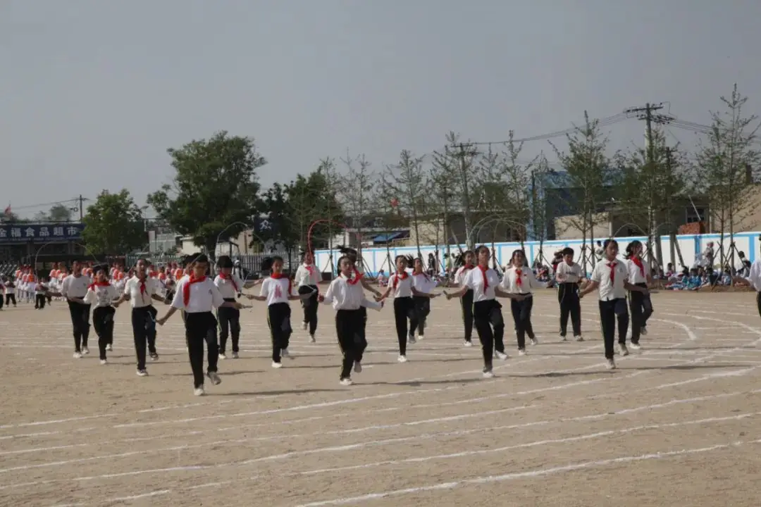 曹庄小学召开第五届阳光体育运动会----“健康育人 趣享运动” 第49张 曹庄小学召开第五届阳光体育运动会----“健康育人 趣享运动” 第49张