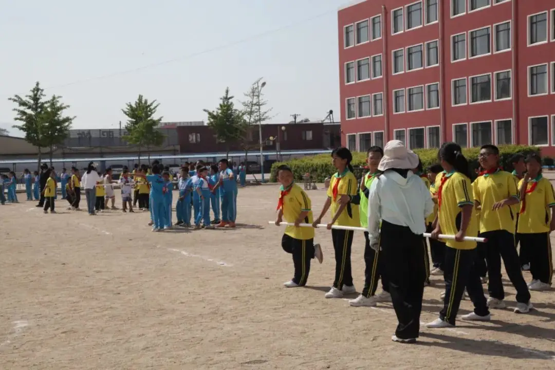 曹庄小学召开第五届阳光体育运动会----“健康育人 趣享运动” 第87张 曹庄小学召开第五届阳光体育运动会----“健康育人 趣享运动” 第87张