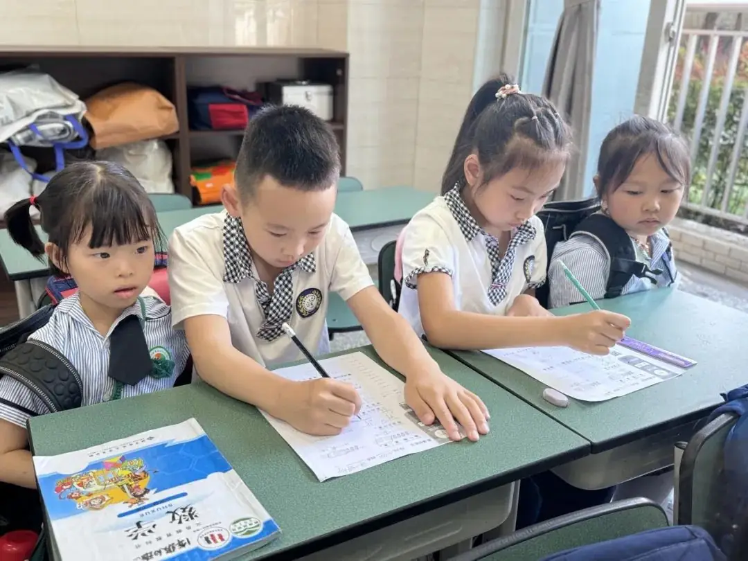 【奇乐睿幼儿园】——“初探小学·礼遇成长”大班组参观小学活动 第57张 【奇乐睿幼儿园】——“初探小学·礼遇成长”大班组参观小学活动 第57张