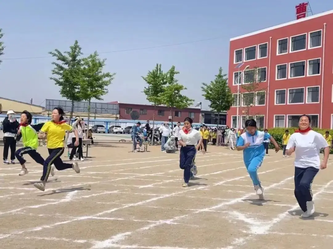 曹庄小学召开第五届阳光体育运动会----“健康育人 趣享运动” 第85张 曹庄小学召开第五届阳光体育运动会----“健康育人 趣享运动” 第85张
