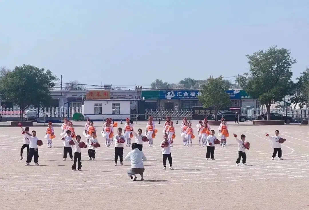 曹庄小学召开第五届阳光体育运动会----“健康育人 趣享运动” 第51张 曹庄小学召开第五届阳光体育运动会----“健康育人 趣享运动” 第51张
