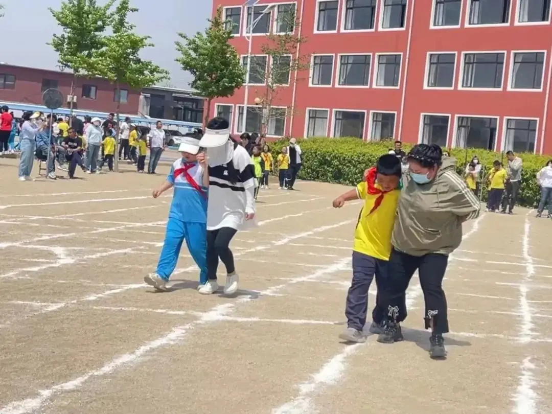 曹庄小学召开第五届阳光体育运动会----“健康育人 趣享运动” 第121张 曹庄小学召开第五届阳光体育运动会----“健康育人 趣享运动” 第121张