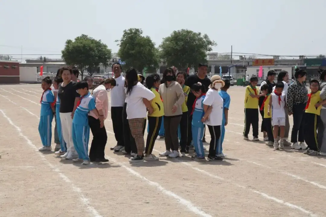 曹庄小学召开第五届阳光体育运动会----“健康育人 趣享运动” 第123张 曹庄小学召开第五届阳光体育运动会----“健康育人 趣享运动” 第123张
