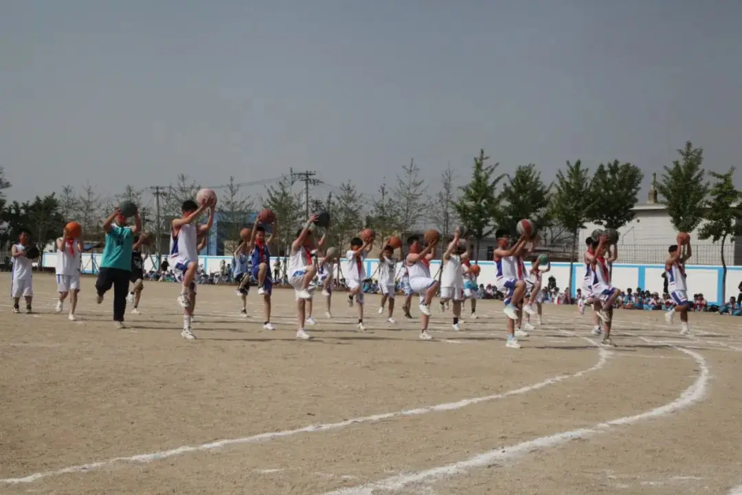 曹庄小学召开第五届阳光体育运动会----“健康育人 趣享运动” 第47张 曹庄小学召开第五届阳光体育运动会----“健康育人 趣享运动” 第47张