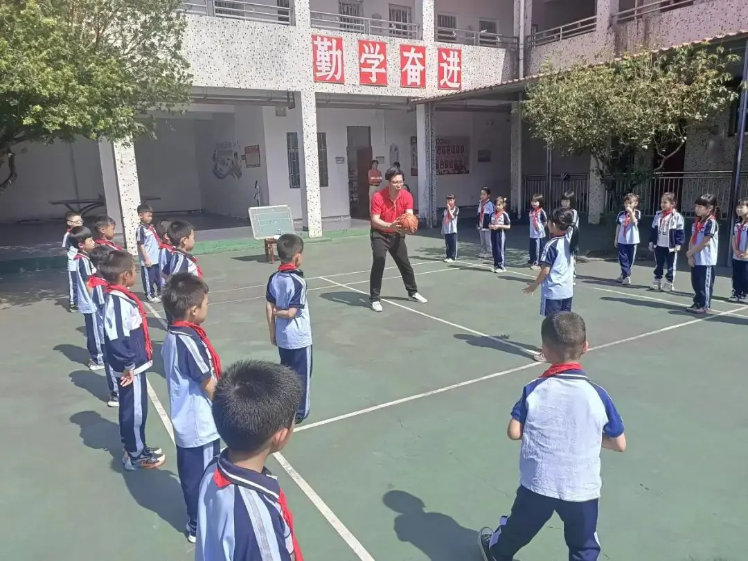 广州市海珠区海联路小学赴留隍第一中心小学探望支教老师及开展教学交流活动 第5张 广州市海珠区海联路小学赴留隍第一中心小学探望支教老师及开展教学交流活动 第5张