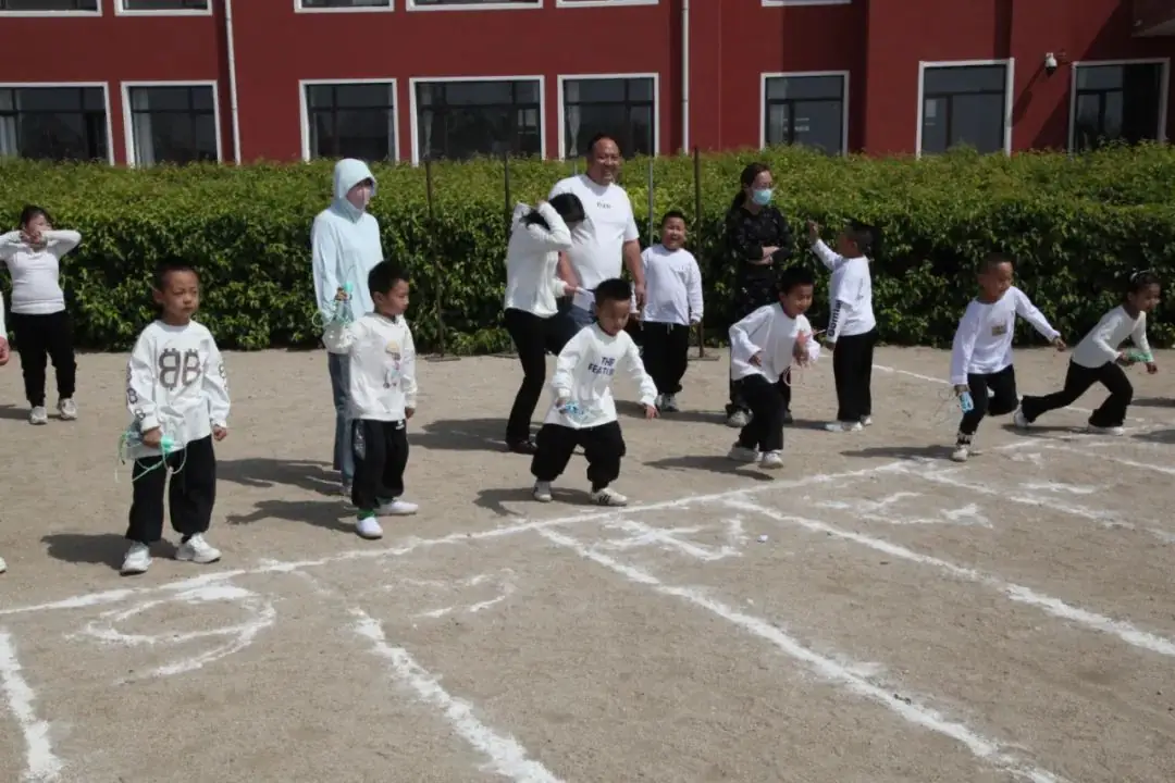 曹庄小学召开第五届阳光体育运动会----“健康育人 趣享运动” 第117张 曹庄小学召开第五届阳光体育运动会----“健康育人 趣享运动” 第117张