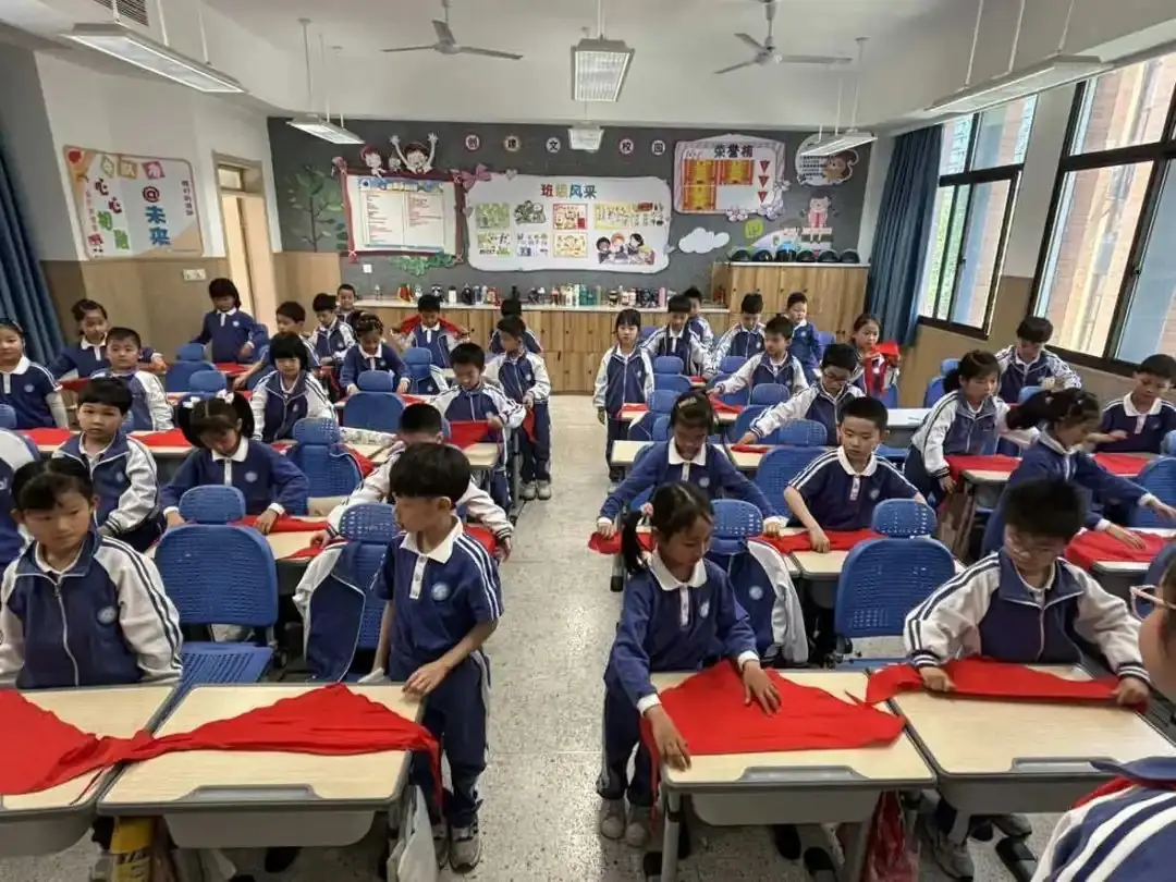 【凤栖小学•凤起德育】红领巾 心向党——德清县凤栖小学2023级少先队新队员入队仪式 第28张