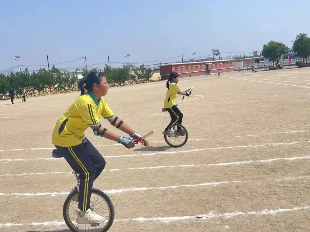 曹庄小学召开第五届阳光体育运动会----“健康育人 趣享运动” 第83张 曹庄小学召开第五届阳光体育运动会----“健康育人 趣享运动” 第83张