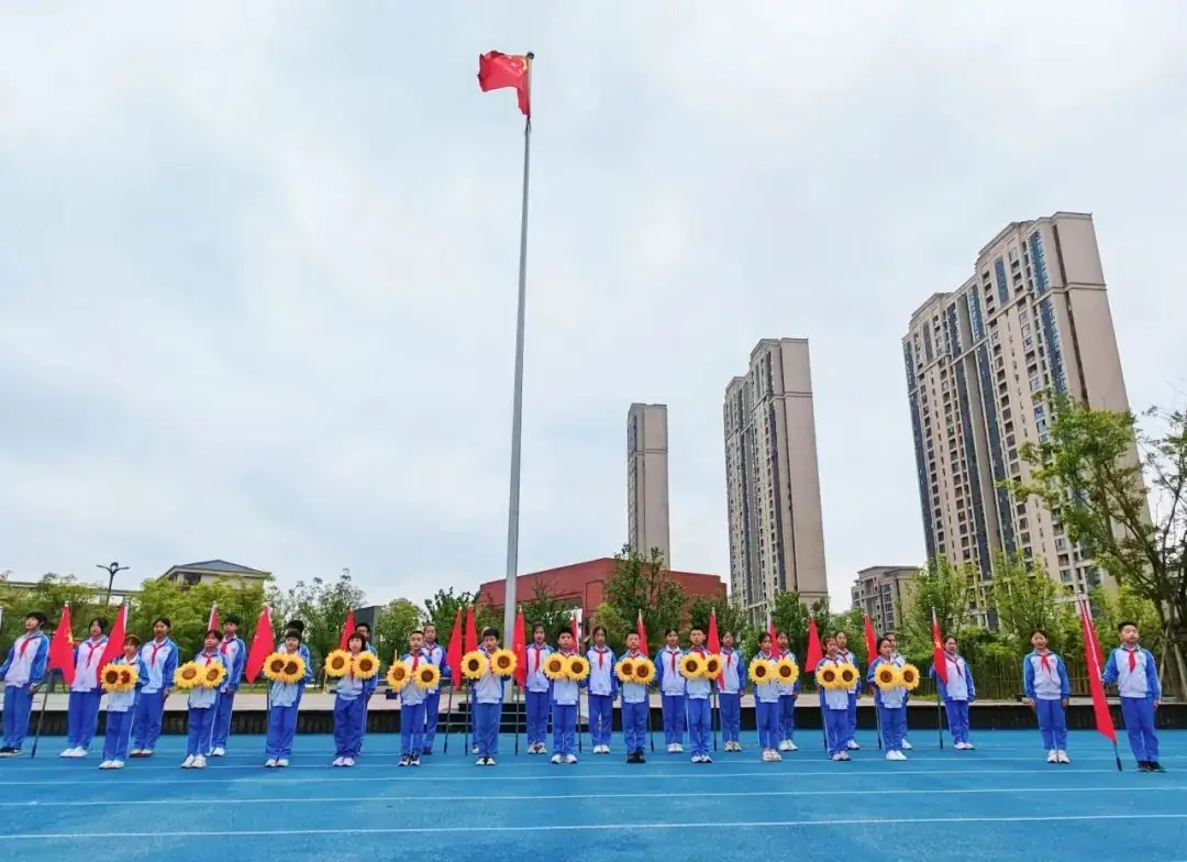红领巾爱祖国——2024年萍乡市翠湖小学新队员入队仪式 第27张 红领巾爱祖国——2024年萍乡市翠湖小学新队员入队仪式 第27张