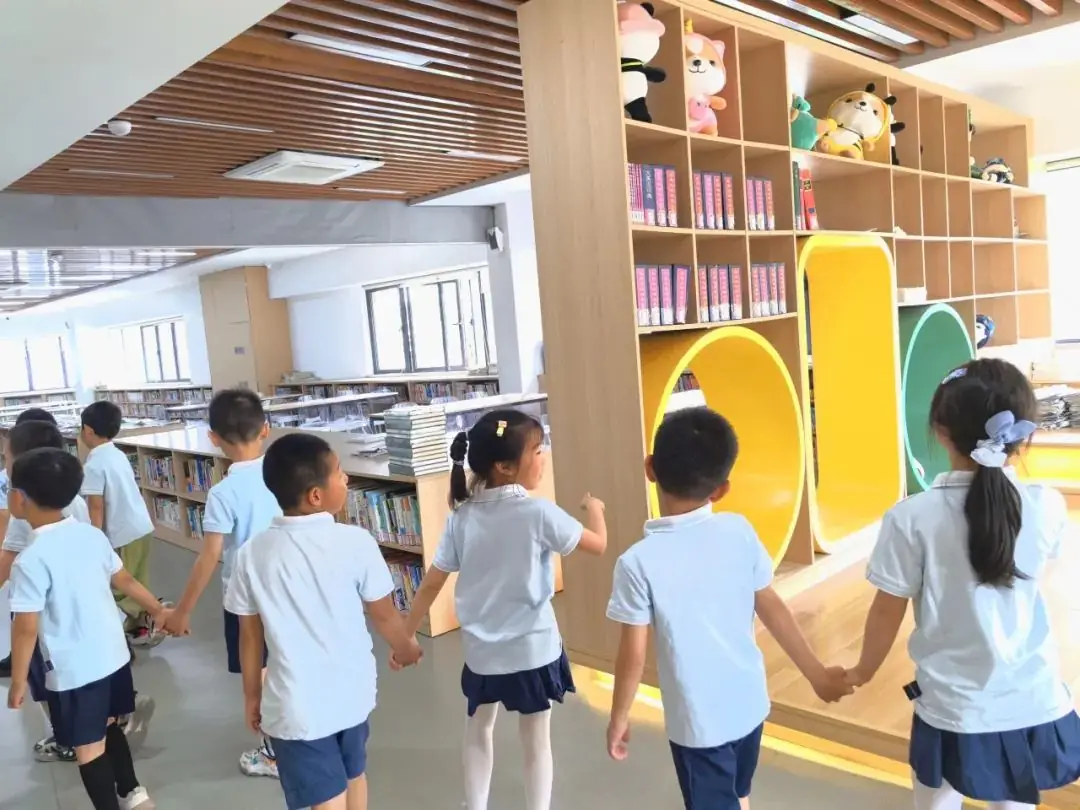 “趣”探小学,梦想启航——红苹果实验幼儿园大班参观小学活动 第61张