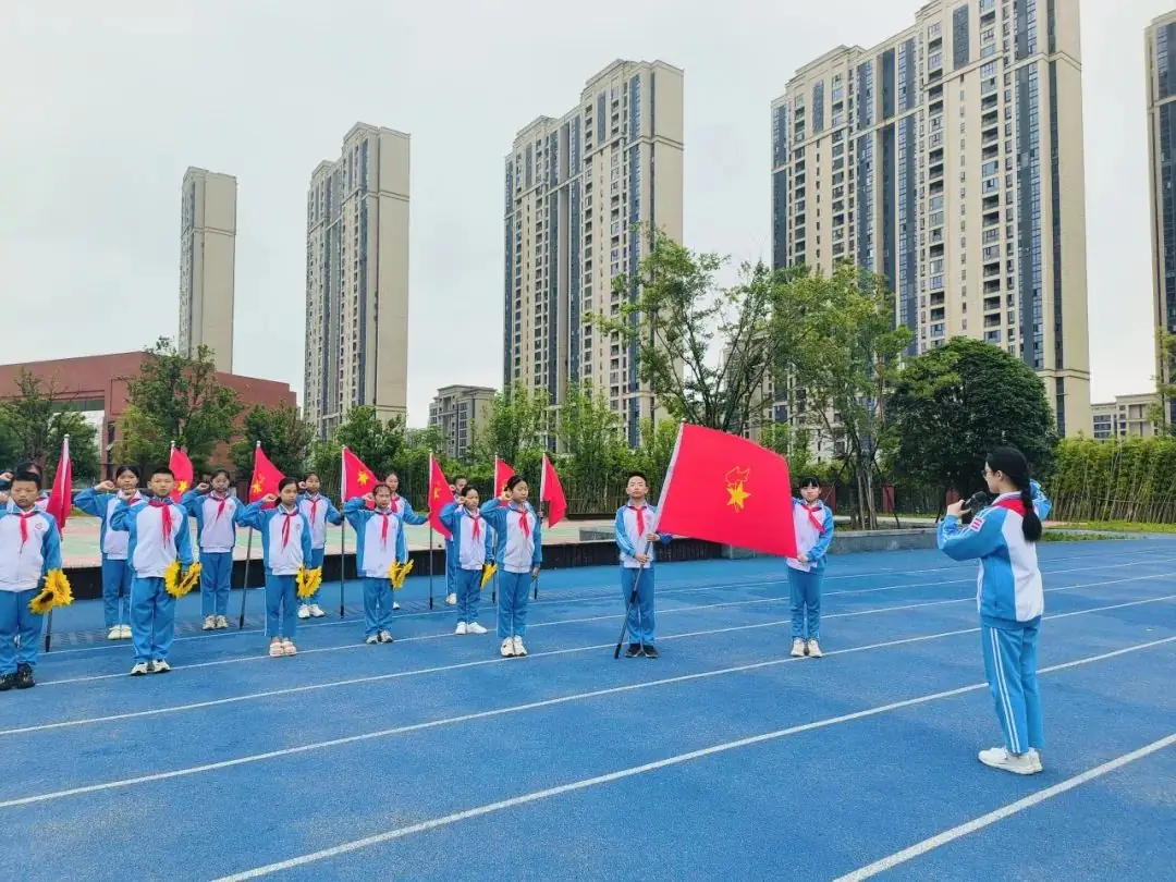 红领巾爱祖国——2024年萍乡市翠湖小学新队员入队仪式 第34张 红领巾爱祖国——2024年萍乡市翠湖小学新队员入队仪式 第34张