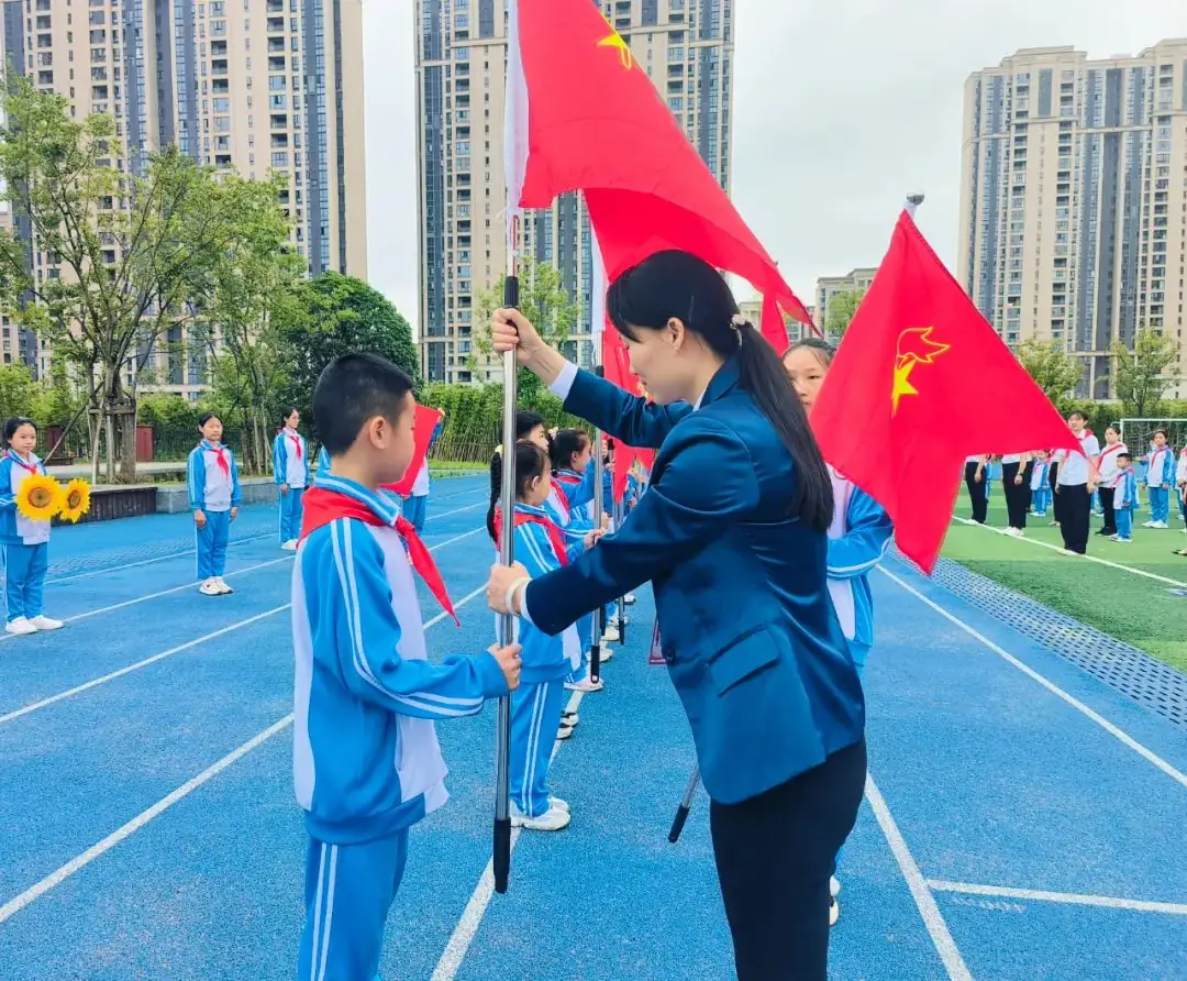 红领巾爱祖国——2024年萍乡市翠湖小学新队员入队仪式 第35张 红领巾爱祖国——2024年萍乡市翠湖小学新队员入队仪式 第35张