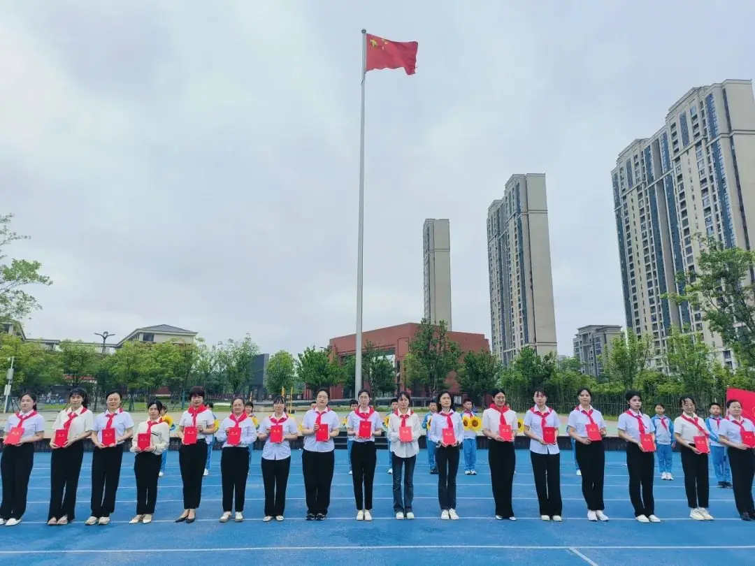 红领巾爱祖国——2024年萍乡市翠湖小学新队员入队仪式 第37张 红领巾爱祖国——2024年萍乡市翠湖小学新队员入队仪式 第37张