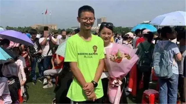 他出考场后“跪地谢母”,高考635分却放弃985名校,如今过得咋样 第3张 他出考场后“跪地谢母”,高考635分却放弃985名校,如今过得咋样 第3张