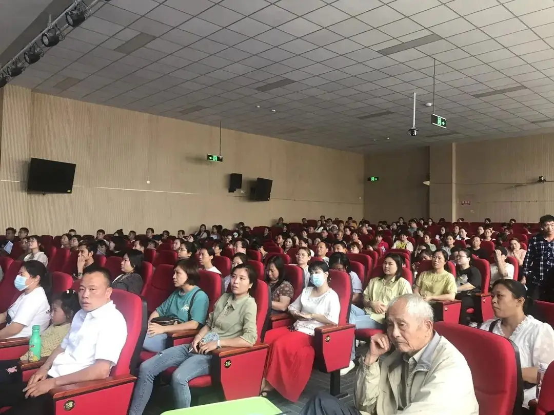 决战中考再鼓劲 全力以赴续辉煌|福州高新区良存华侨学校召开二检后家长会 第13张 决战中考再鼓劲 全力以赴续辉煌|福州高新区良存华侨学校召开二检后家长会 第13张