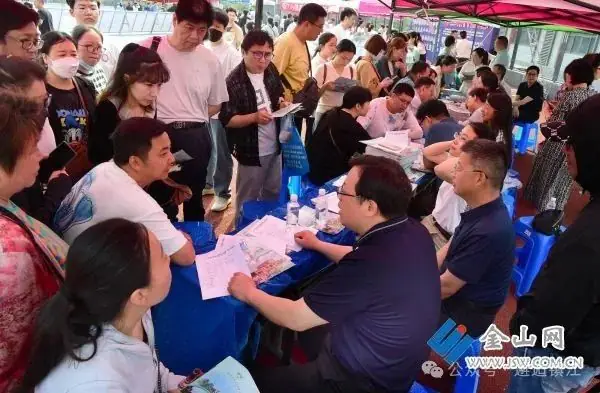 中考招生现场咨询-第1张图片-四季读书网