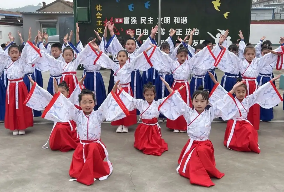 沈家屯小学:举行“我与唐诗共成长”诵读活动 第3张 沈家屯小学:举行“我与唐诗共成长”诵读活动 第3张