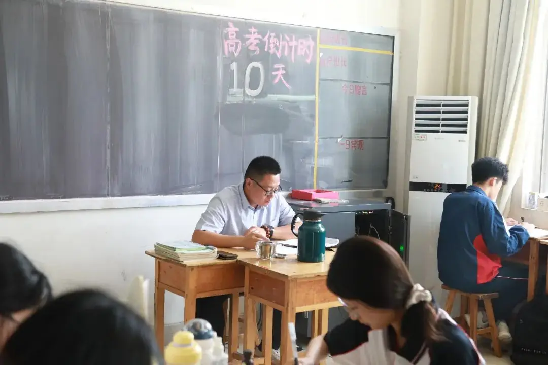 高考倒计时10天丨有一种青春叫高考,有一种陪伴叫“老师与你同在”! 第38张 高考倒计时10天丨有一种青春叫高考,有一种陪伴叫“老师与你同在”! 第38张