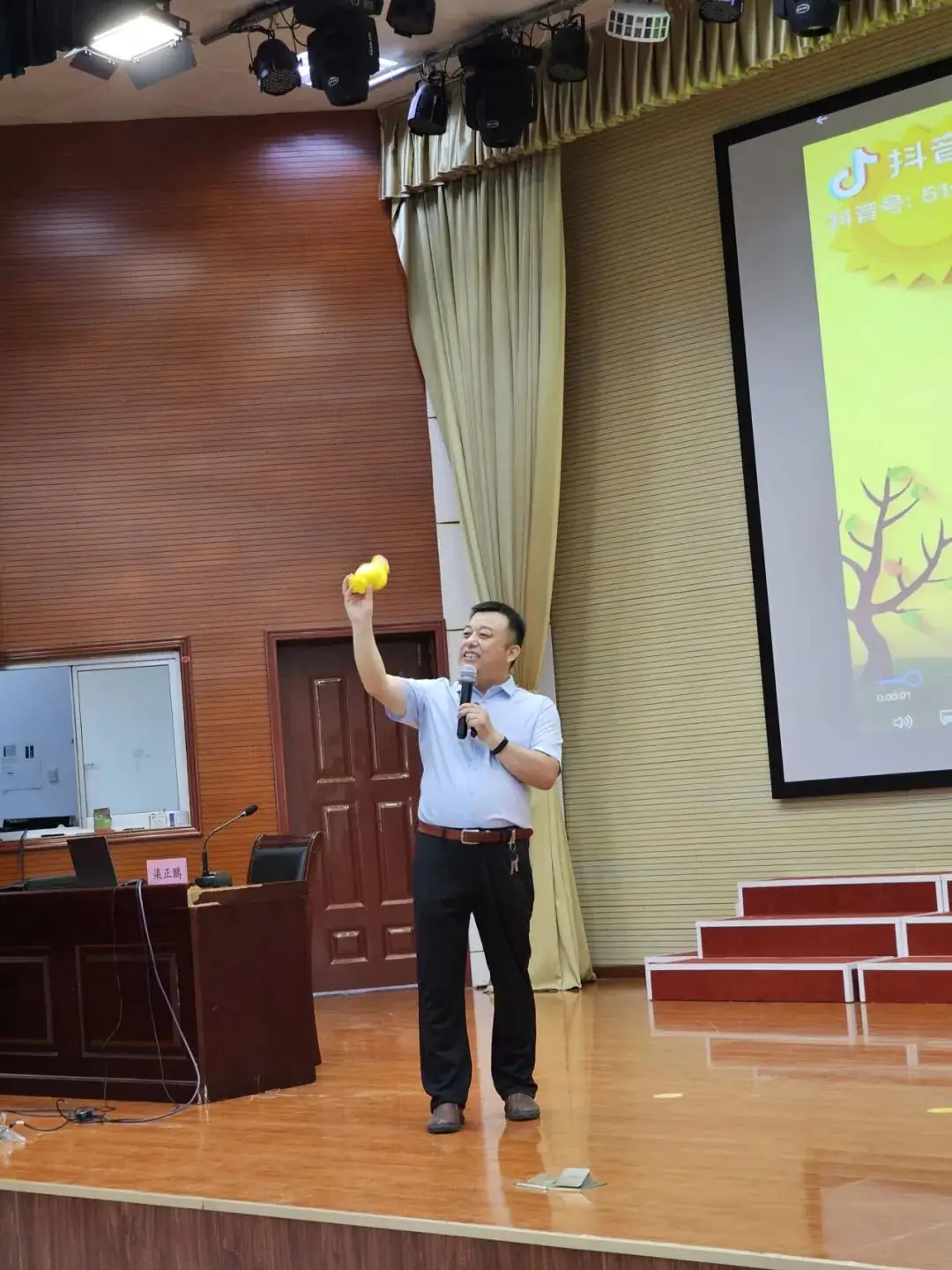 【凤山 | 心理讲座】减压赋能战中考 阳光总在风雨后——凤山学校举办全环境立德树人暨2024年中考心理辅导讲座 第15张 【凤山 | 心理讲座】减压赋能战中考 阳光总在风雨后——凤山学校举办全环境立德树人暨2024年中考心理辅导讲座 第15张