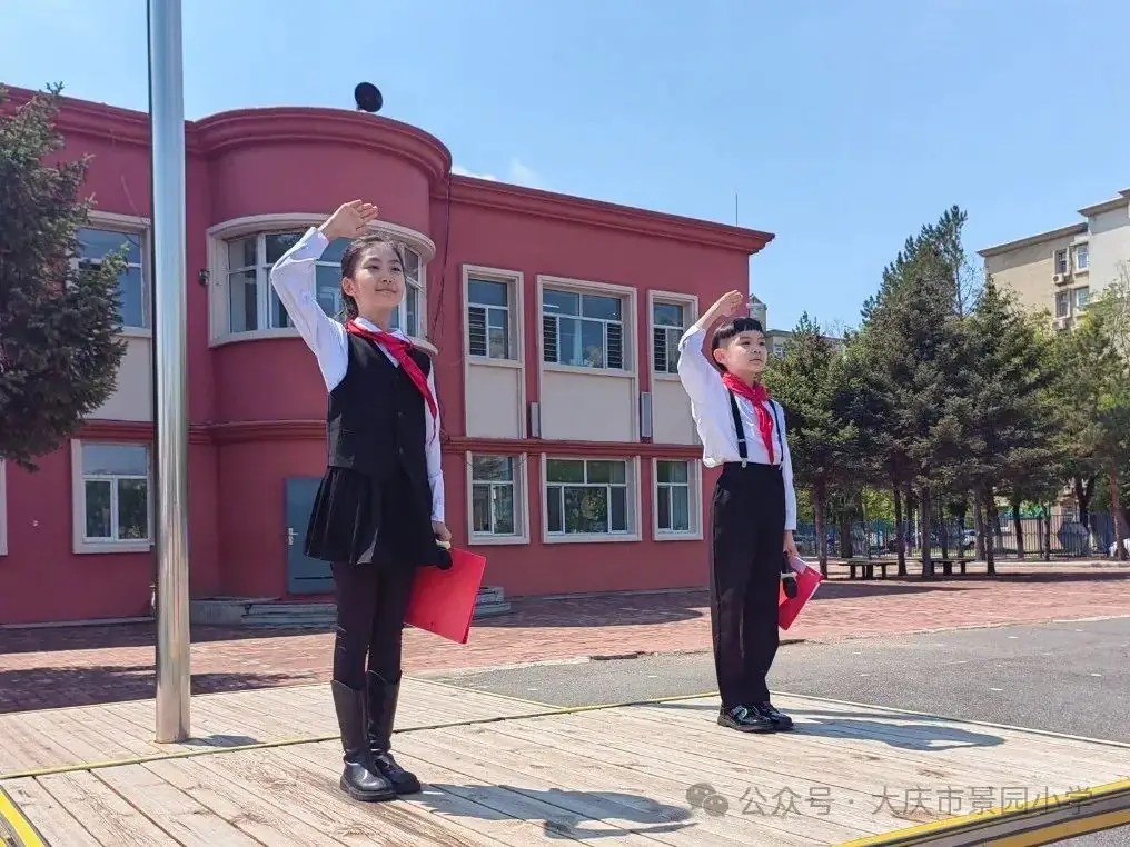 红领巾 爱祖国——景园小学举行新队员入队仪式 第5张 红领巾 爱祖国——景园小学举行新队员入队仪式 第5张