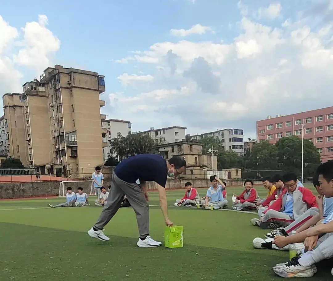 趣味减压,冲刺中考 | 我校初三年级组织开展放松减压活动 第6张 趣味减压,冲刺中考 | 我校初三年级组织开展放松减压活动 第6张