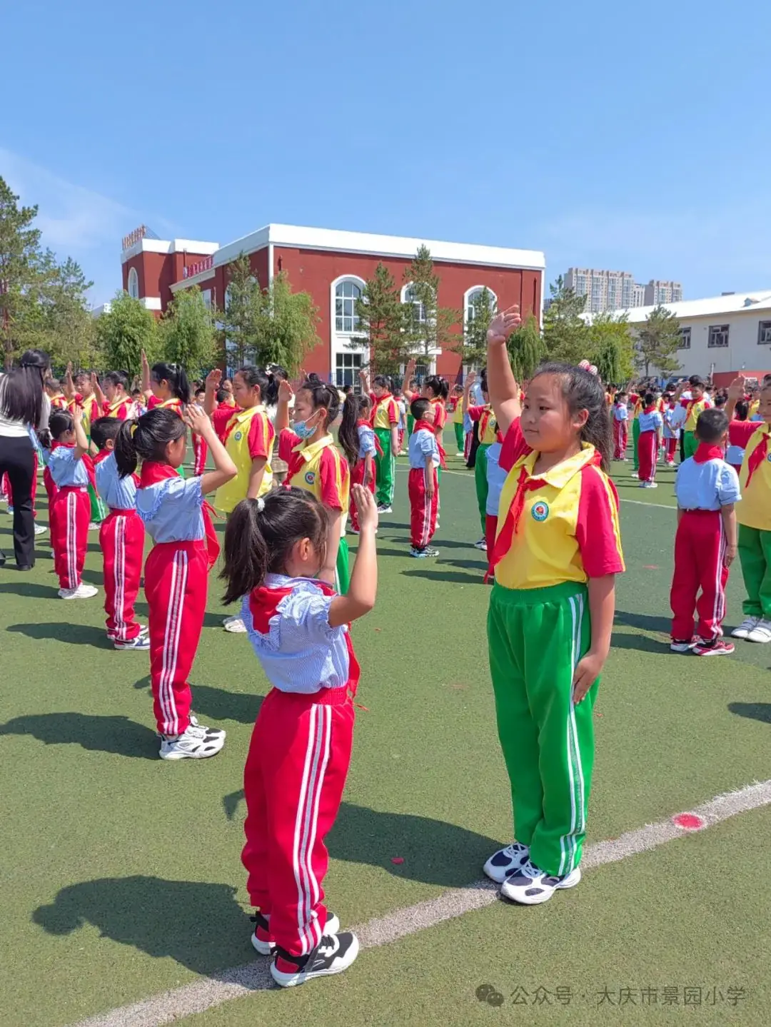 红领巾 爱祖国——景园小学举行新队员入队仪式 第12张 红领巾 爱祖国——景园小学举行新队员入队仪式 第12张