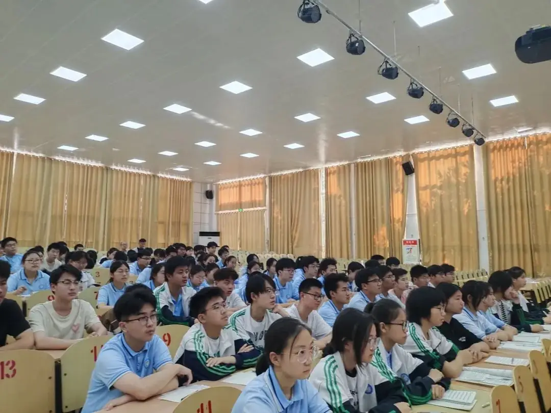 【凤山 | 心理讲座】减压赋能战中考 阳光总在风雨后——凤山学校举办全环境立德树人暨2024年中考心理辅导讲座 第14张 【凤山 | 心理讲座】减压赋能战中考 阳光总在风雨后——凤山学校举办全环境立德树人暨2024年中考心理辅导讲座 第14张