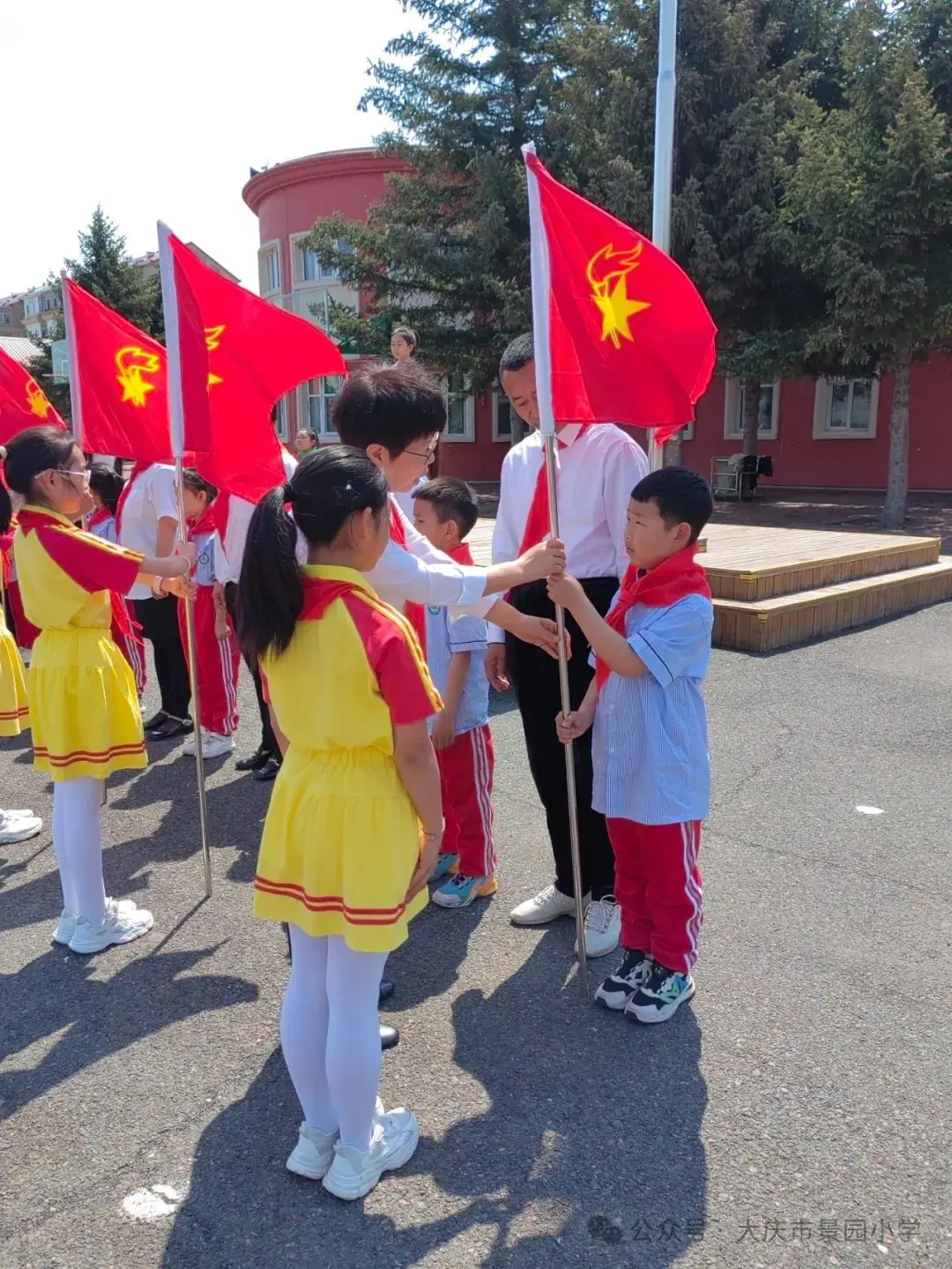 红领巾 爱祖国——景园小学举行新队员入队仪式 第19张 红领巾 爱祖国——景园小学举行新队员入队仪式 第19张
