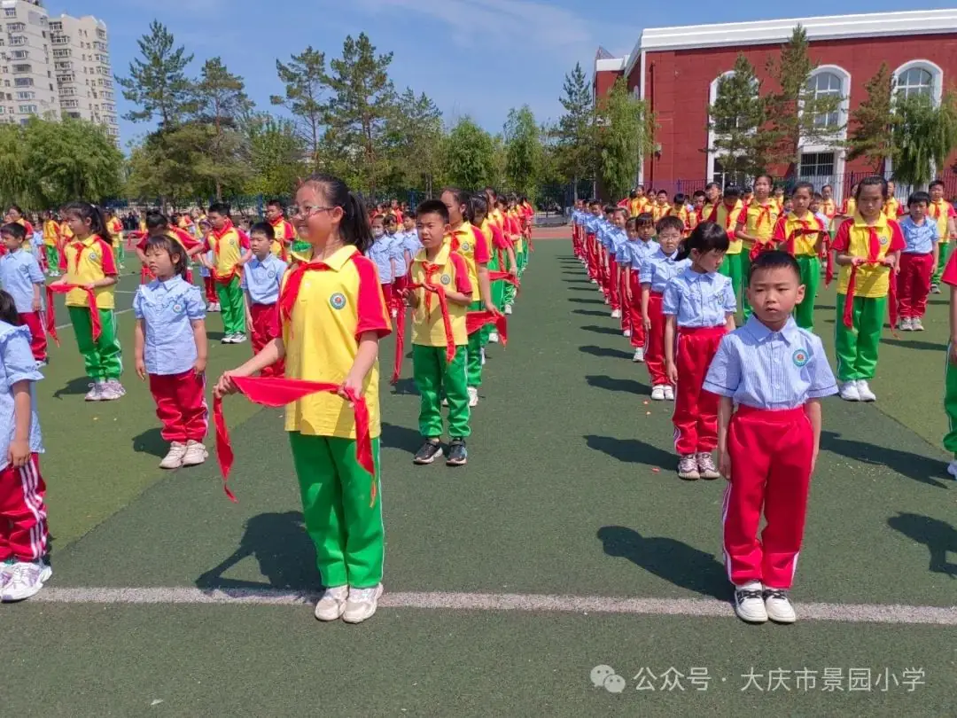 红领巾 爱祖国——景园小学举行新队员入队仪式 第10张 红领巾 爱祖国——景园小学举行新队员入队仪式 第10张