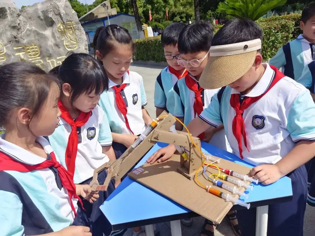 创玩科技 致敬未来——京山小学教联体2024年庆“六一”科技游园会 第38张 创玩科技 致敬未来——京山小学教联体2024年庆“六一”科技游园会 第38张
