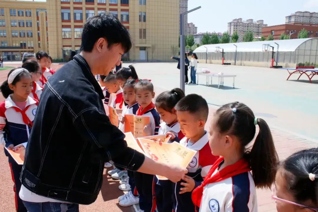锡林浩特市第十三小学开展庆“六一”《红领巾爱祖国 石榴籽一家亲》主题升旗仪式暨“六一”表彰 第16张 锡林浩特市第十三小学开展庆“六一”《红领巾爱祖国 石榴籽一家亲》主题升旗仪式暨“六一”表彰 第16张