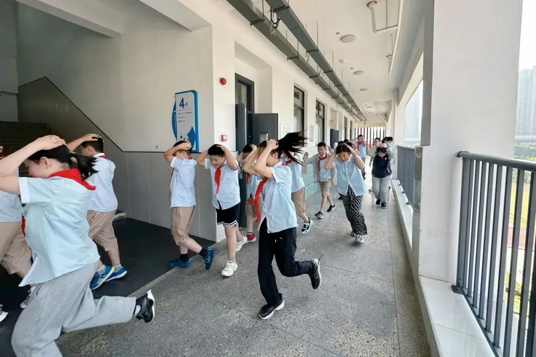 人人讲安全 个个会应急——金银湖第二小学(马池小学)应急消防演练 第7张