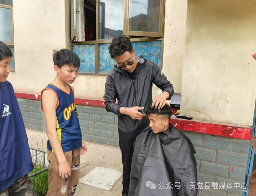 相皮乡第一小学:党员教师变身“理发师” 为寄宿学生洗发理发 第2张 相皮乡第一小学:党员教师变身“理发师” 为寄宿学生洗发理发 第2张