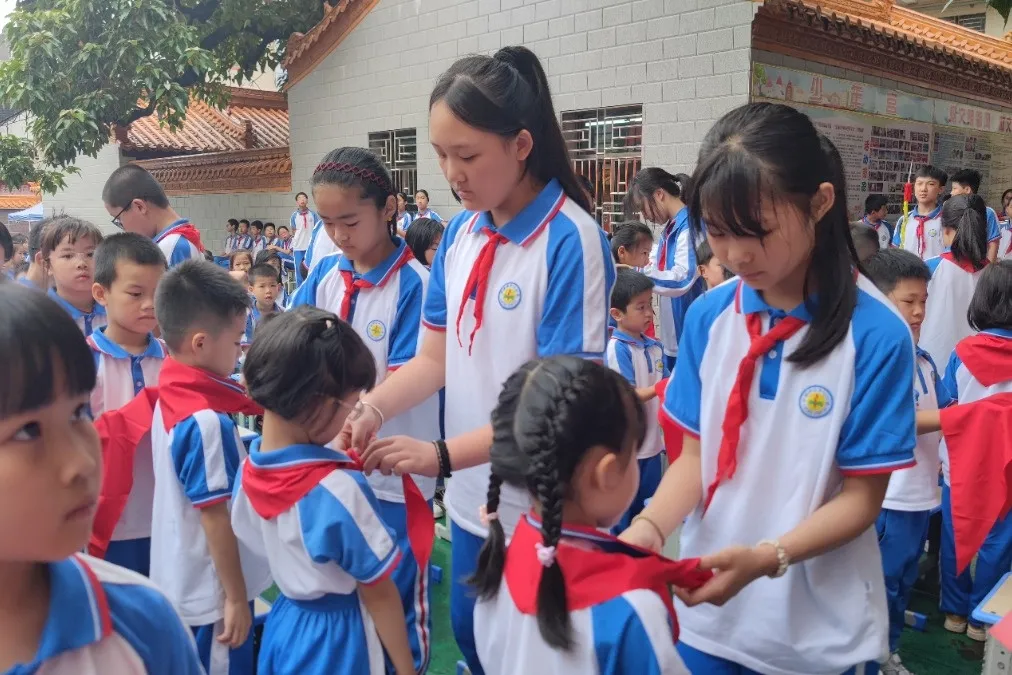 红领巾爱祖国——陆丰市东海街道中心小学、深圳市罗湖区桂园小学联合举行2024年新队员入队仪式 第46张 红领巾爱祖国——陆丰市东海街道中心小学、深圳市罗湖区桂园小学联合举行2024年新队员入队仪式 第46张