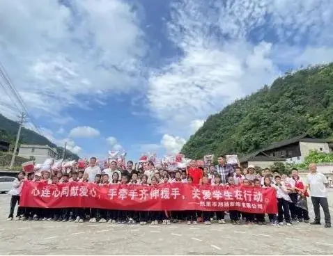 棉席小学收到特别的“六一”礼物 第2张