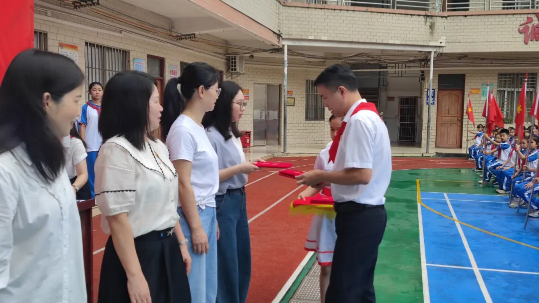 红领巾爱祖国——陆丰市东海街道中心小学、深圳市罗湖区桂园小学联合举行2024年新队员入队仪式 第63张 红领巾爱祖国——陆丰市东海街道中心小学、深圳市罗湖区桂园小学联合举行2024年新队员入队仪式 第63张