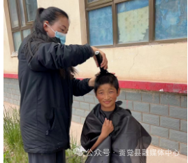 相皮乡第一小学:党员教师变身“理发师” 为寄宿学生洗发理发 第6张 相皮乡第一小学:党员教师变身“理发师” 为寄宿学生洗发理发 第6张