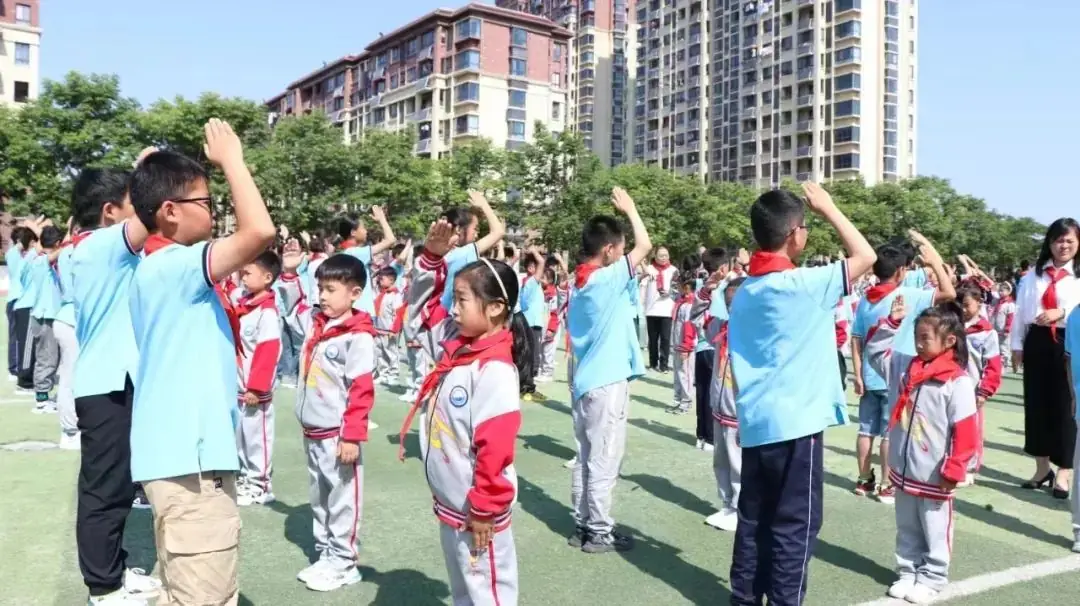 定远县花园湖小学举行一年级新生入队仪式 第10张