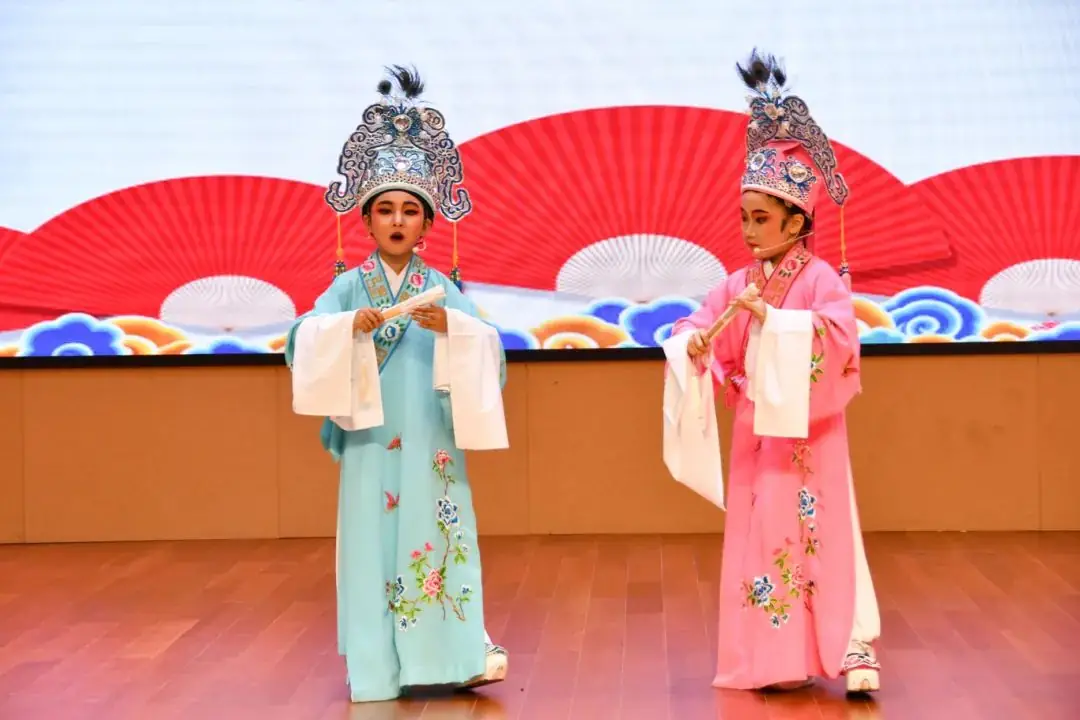 【课程育人】马鞍中心小学举行“童心向党 艺彩纷呈”校园文化艺术节暨第六届戏曲小梅花评比活动 第37张 【课程育人】马鞍中心小学举行“童心向党 艺彩纷呈”校园文化艺术节暨第六届戏曲小梅花评比活动 第37张
