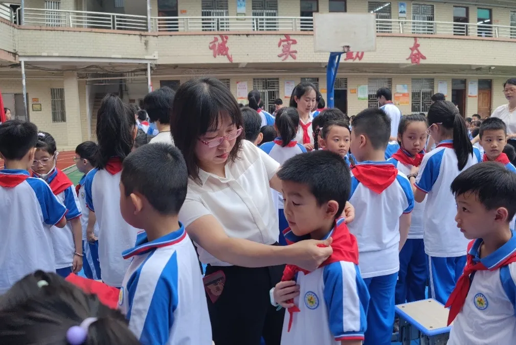 红领巾爱祖国——陆丰市东海街道中心小学、深圳市罗湖区桂园小学联合举行2024年新队员入队仪式 第47张 红领巾爱祖国——陆丰市东海街道中心小学、深圳市罗湖区桂园小学联合举行2024年新队员入队仪式 第47张