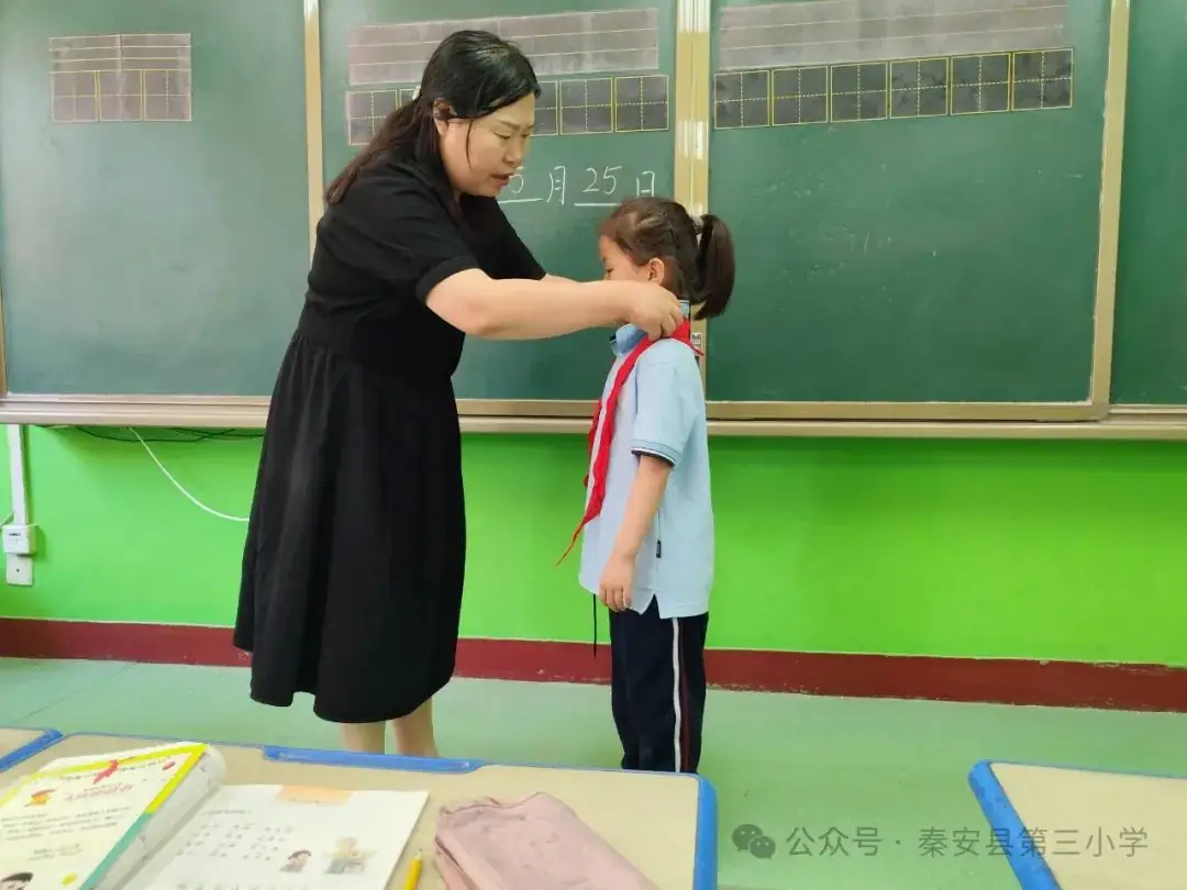 秦安县第三小学隆重举行2024 年新队员入队仪式暨2023—2024学年度“四星”学生表彰活动 第11张 秦安县第三小学隆重举行2024 年新队员入队仪式暨2023—2024学年度“四星”学生表彰活动 第11张